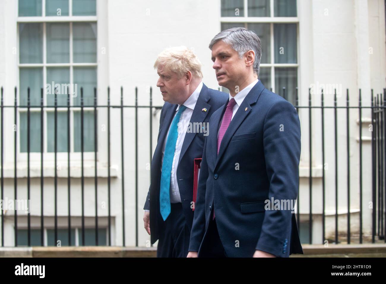 LONDON, DEN 02 2022. MÄRZ, verlassen Premierminister Boris Johnson und der ukrainische Botschafter Vadym Prystaiko die Downing Street 10, um im Unterhaus eine Fragestunde zu halten. Kredit: Lucy North/Alamy Live Nachrichten Stockfoto