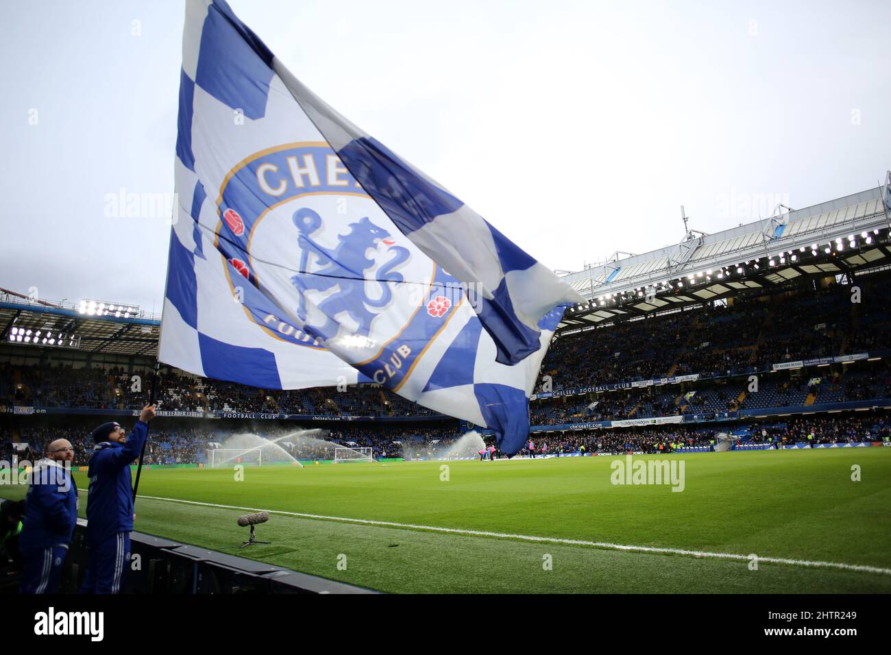 Vor Chelseas Premier League-Spiel gegen Manchester United wurde an der Stamford Bridge in London die Chelsea-Flagge geschwenkt. 7.. Februar 2016 Stockfoto
