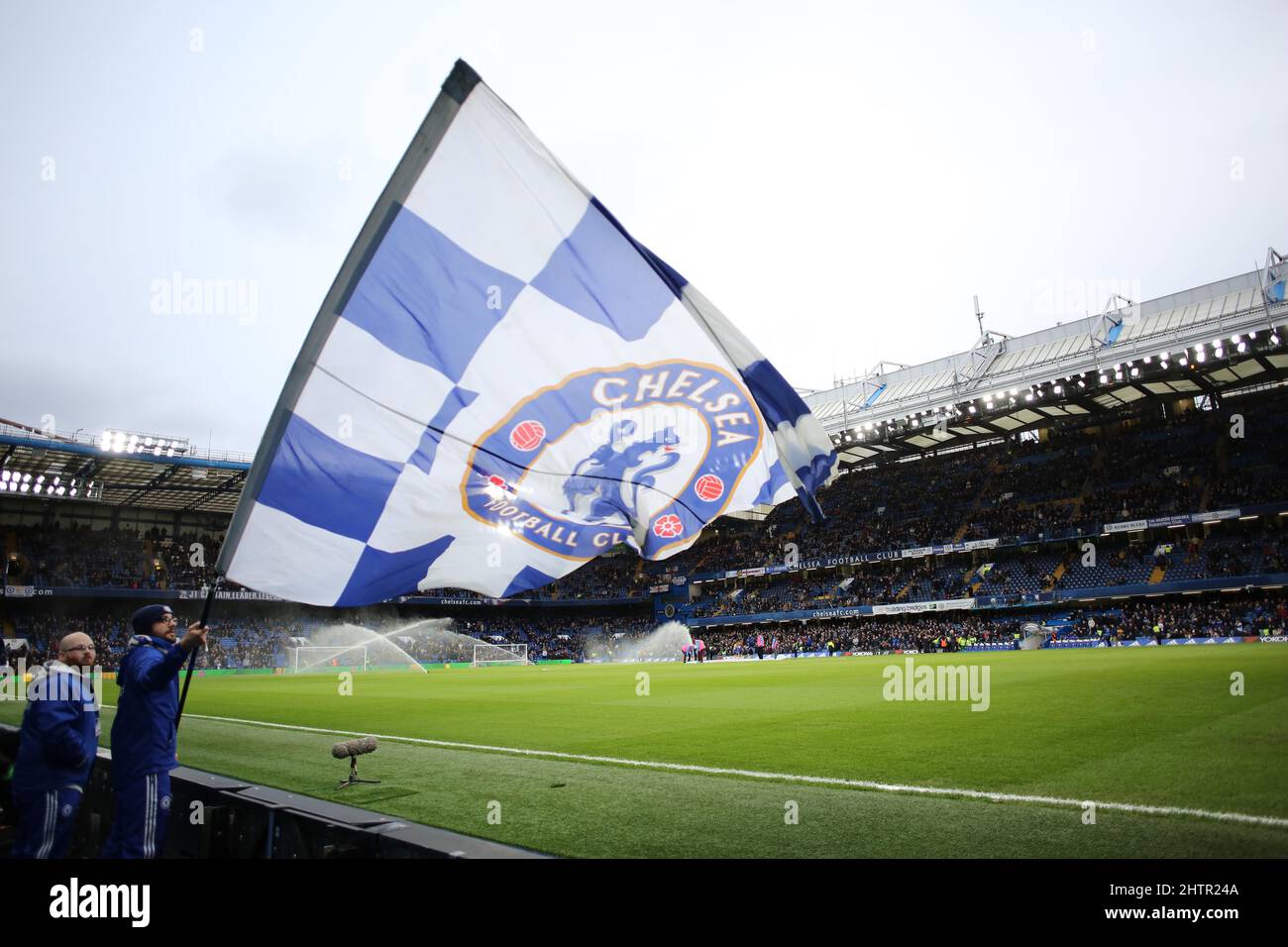 Vor Chelseas Premier League-Spiel gegen Manchester United wurde an der Stamford Bridge in London die Chelsea-Flagge geschwenkt. 7.. Februar 2016 Stockfoto