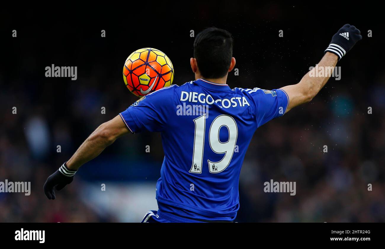 Der Chelsea-Amerikaner Diego Costa kontrolliert den Ball während des Barclays Premier League-Spiels zwischen Chelsea und Manchester United in Stamford Bridge in London. 7. Februar 2016. James Boardman / Telephoto Images +44 7967 642437 Stockfoto