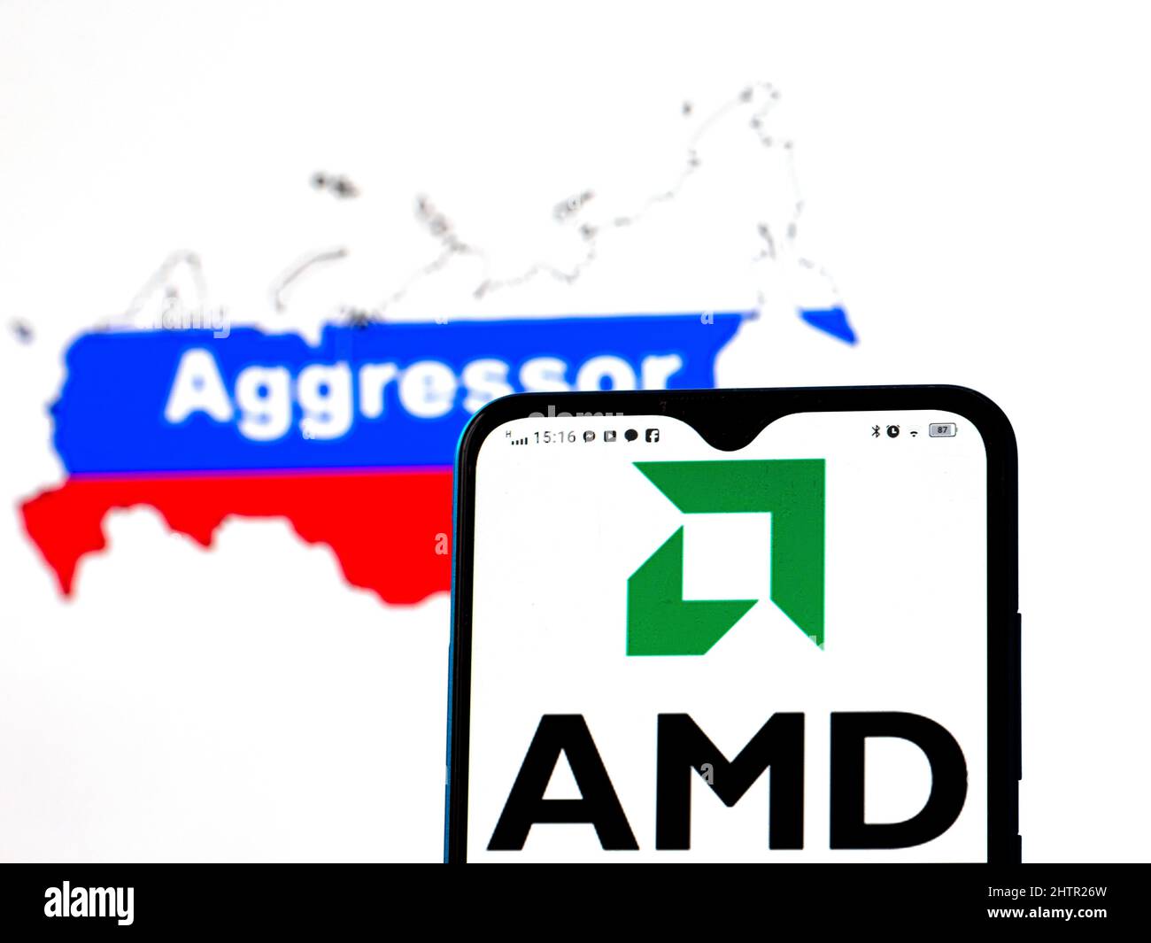 In dieser Abbildung wird das AMD-Logo auf einem Smartphone-Bildschirm mit einer russischen Flagge in Form einer Karte des Landes mit der Aufschrift Aggressor-Logo im Hintergrund angezeigt. AMD hat sich den Sanktionen gegen Russland angeschlossen. Stockfoto