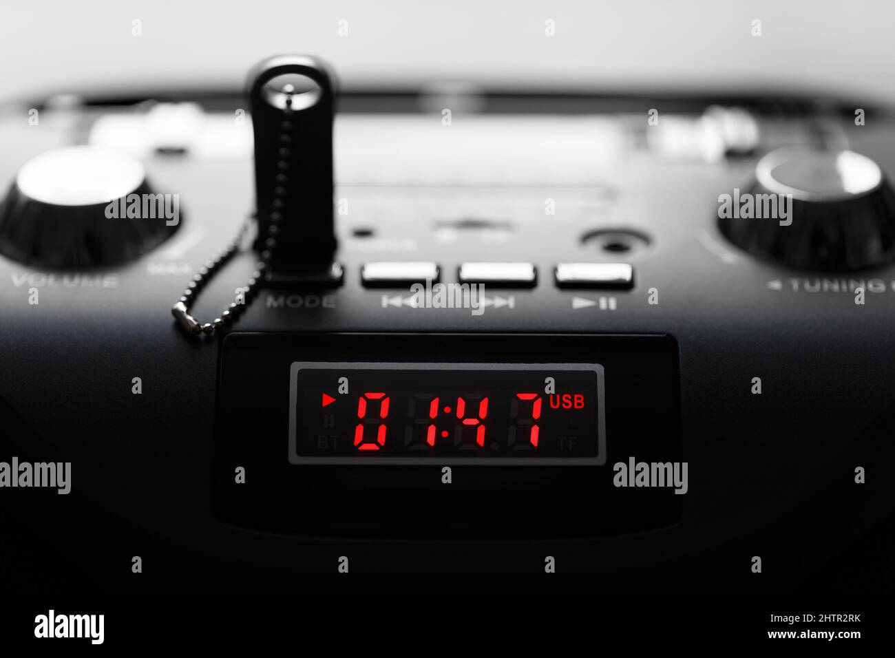 MP3-Player-Panel mit digitaler Anzeige. Dunkle Taste mit geringer Schärfentiefe bei Hintergrundbeleuchtung Stockfoto