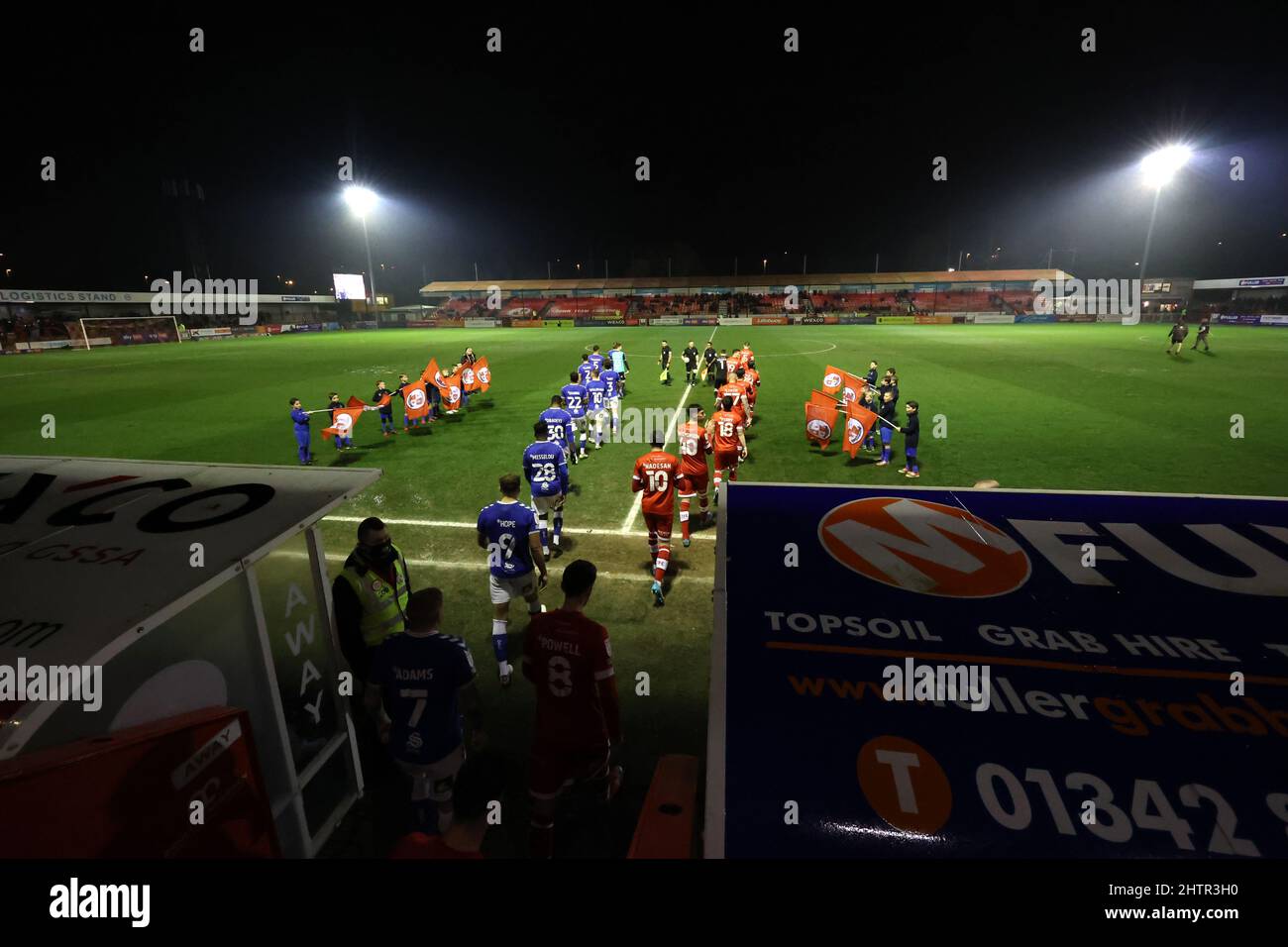 Die Spieler gehen aus dem Tunnel auf den Platz für das EFL League Two Match zwischen Crawley Town und Oldham Athletic im People’s Pension Stadium. 1.. März 2022 Stockfoto