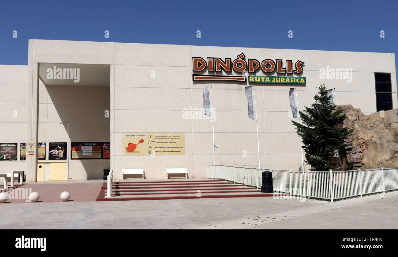 Teruel, spanien - 30 DE JULIO DE 2020: Haupteingang zu Dinopolis, Kultur- und Wissenschaftspark für Dinosaurier und Paläontologie, mit Hauptkopf Stockfoto