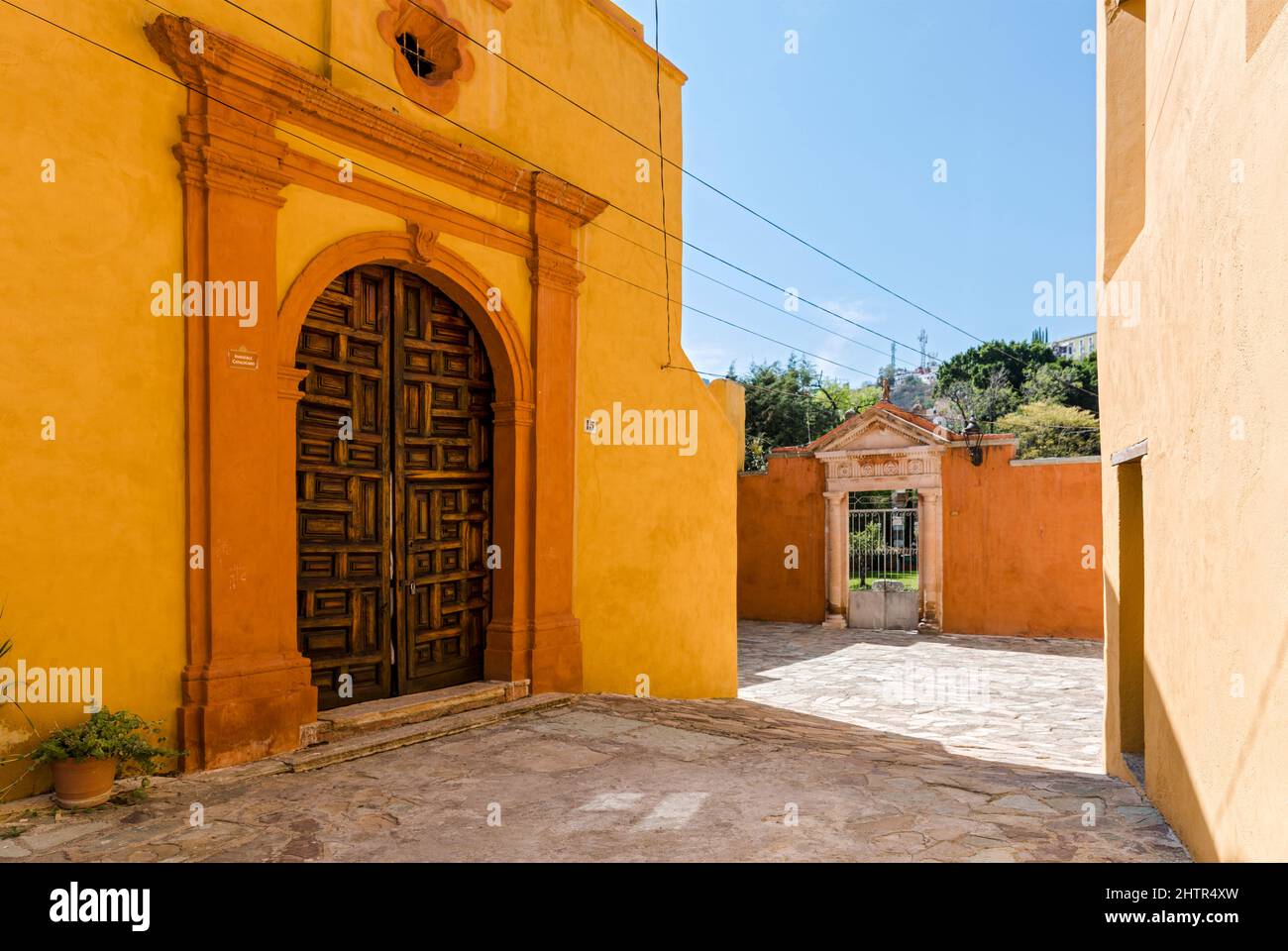 Mexiko, Guanajuato, Guanajuato, spanisches Gebäude aus der Kolonialzeit in gelben Farben Stockfoto