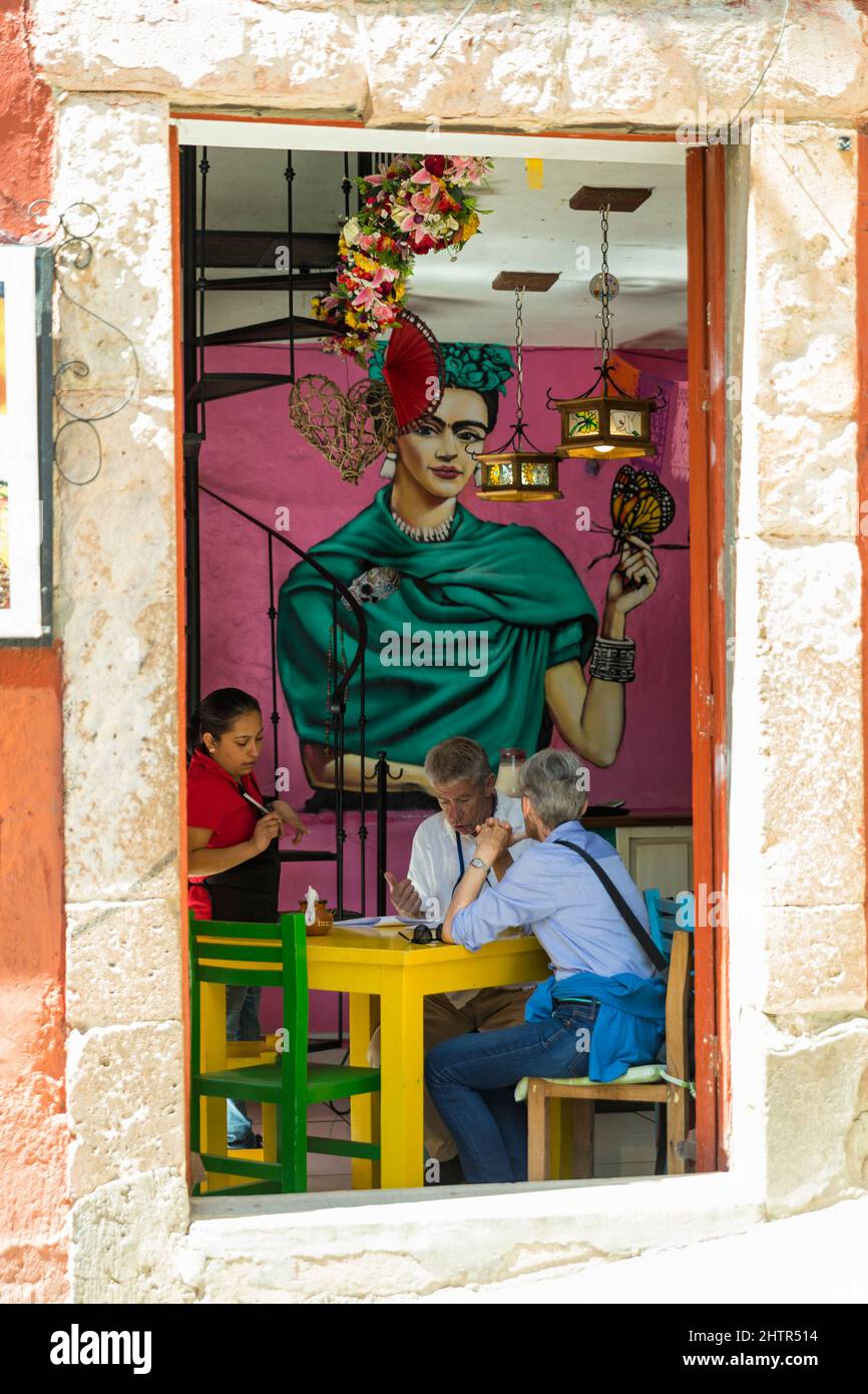 Mexiko, Guanajuato State, Guanjuato, Frida Kahlo Restaurant mit Touristenmahlzeit an einem Tisch Stockfoto