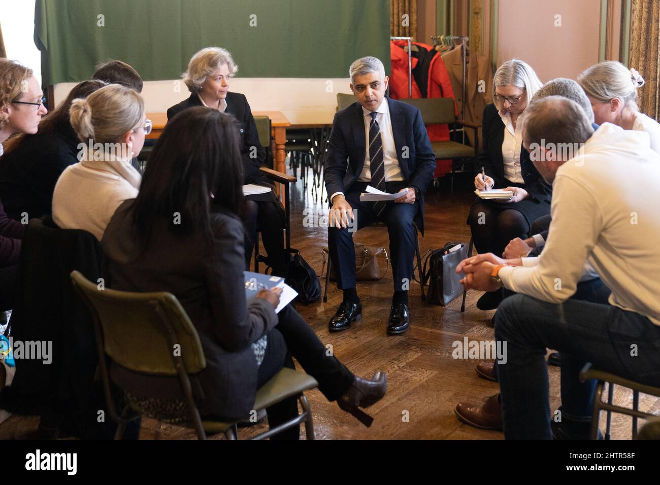 Sadiq Khan, der Bürgermeister von London, trifft sich mit ukrainischen Gemeindeführern am Ukrainischen Institut im Westen Londons, wo sie die Situation in der Ukraine diskutierten. Bilddatum: Mittwoch, 2. März 2022. Stockfoto