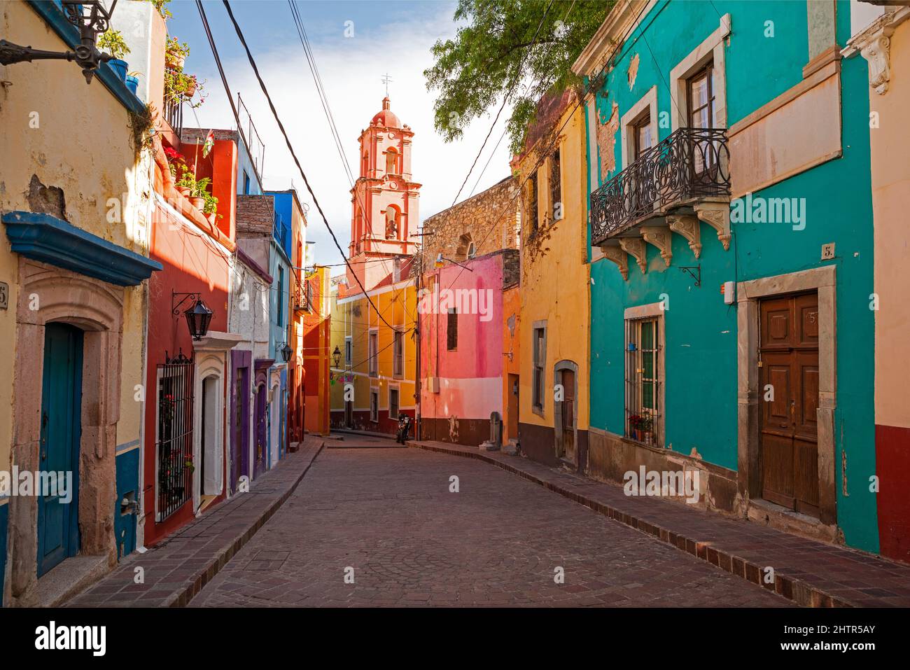 Mexiko, Guanajuato State, Guanajuato, eine farbenfrohe Straßenlandschaft der spanischen Kolonialstadt Stockfoto