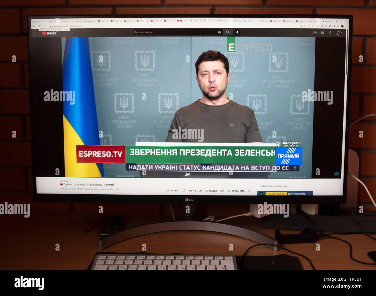 Kiew, Ukraine. 02. März 2022. Präsident Wolodymyr Zelensky hält eine dringende Fernsehansprache an die ukrainische Nation. Er wirft Russland vor, Babin Yar, eine Massengräberstätte für Juden, die während des Holocaust starben, angegriffen zu haben. Er betont, dass der Aggressor einen Krieg führt, um die Ukraine zu zerstören, ihre Städte und Dörfer zu zerstören, die zivile Infrastruktur zu zerstören und Kriegsverbrechen zu begehen. Kredit: SOPA Images Limited/Alamy Live Nachrichten Stockfoto