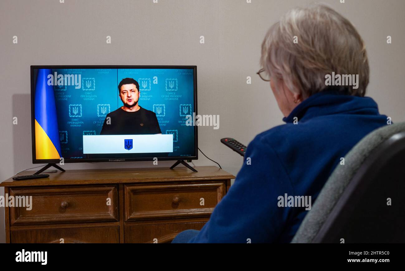 Kiew, Ukraine. 02. März 2022. Präsident Wolodymyr Zelensky hält eine dringende Fernsehansprache an die ukrainische Nation. Er wirft Russland vor, Babin Yar, eine Massengräberstätte für Juden, die während des Holocaust starben, angegriffen zu haben. Er betont, dass der Aggressor einen Krieg führt, um die Ukraine zu zerstören, ihre Städte und Dörfer zu zerstören, die zivile Infrastruktur zu zerstören und Kriegsverbrechen zu begehen. Kredit: SOPA Images Limited/Alamy Live Nachrichten Stockfoto