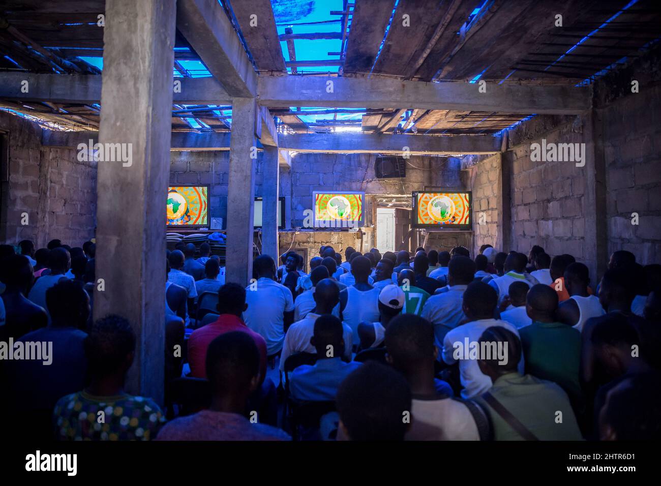 Freetown, Sierra Leone. 12. Januar 2022. In einem "Kino" in Freetown sehen die Einheimischen ein Fußballspiel.Sierra Leone qualifizierte sich 2022 zum ersten Mal seit 26 Jahren für den Africa Cup of Nations und gab vielen lokalen Fußballspielern Hoffnung, dass sie künftig mehr internationale Chancen bekommen werden. Kredit: SOPA Images Limited/Alamy Live Nachrichten Stockfoto