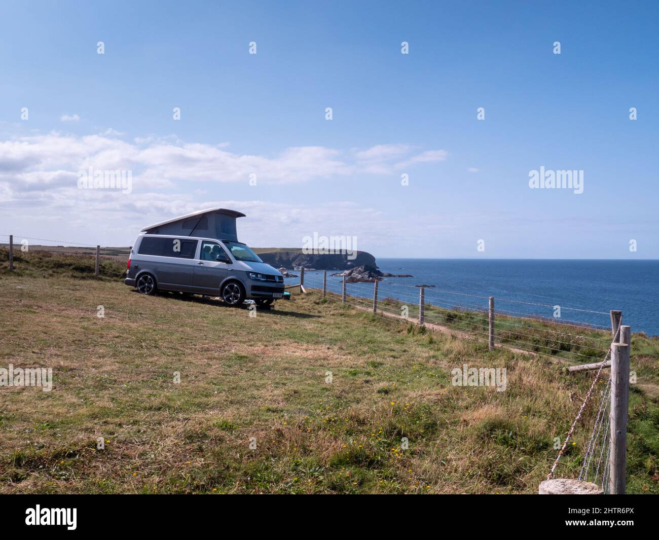 Ein Wohnmobil parkte auf einem Klippengelände in Porthcothan Bay Cornwall UK mit Meerblick im Sommer. Stockfoto