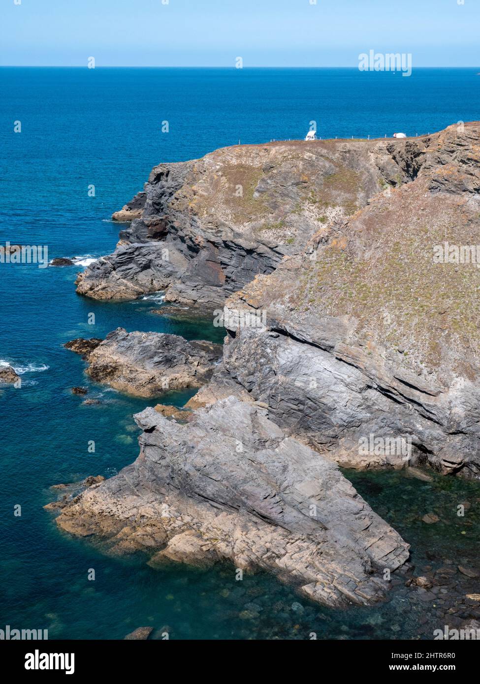 Ein Wohnmobil parkte auf einem Klippengelände in Porthcothan Bay Cornwall UK mit Meerblick im Sommer. Stockfoto