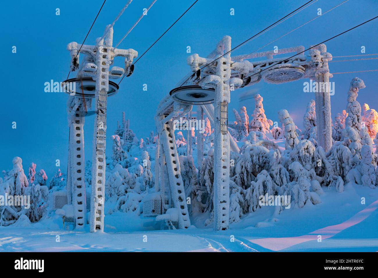 Gefrorener Skilift entlang des mit Schnee bedeckten arktischen Waldes, ISO-Syote, Lappland, Finnland Stockfoto
