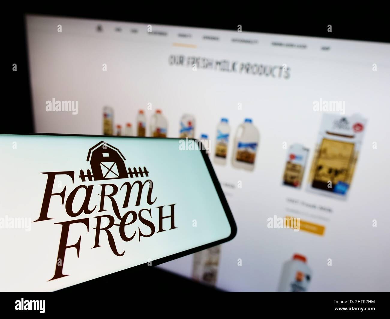 Handy mit Logo des malaysischen Milchunternehmens Farm Fresh Berhad auf dem Bildschirm vor der Business-Website. Konzentrieren Sie sich auf die Mitte links des Telefondisplays. Stockfoto Handy mit Logo des malaysischen Milchunternehmens Farm Fresh Berhad auf dem Bildschirm vor der Business-Website. Konzentrieren Sie sich auf die Mitte links des Telefondisplays. Stockfoto