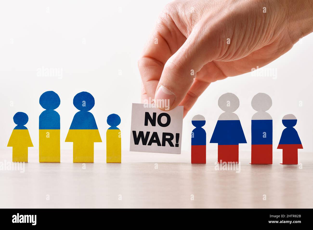 Russland Krieg gegen die Ukraine Protestkonzept mit Ausschnitten von Familien mit russischer und ukrainischer Flagge gemalt und Hand zeigt die Botschaft Nein zum Krieg Stockfoto