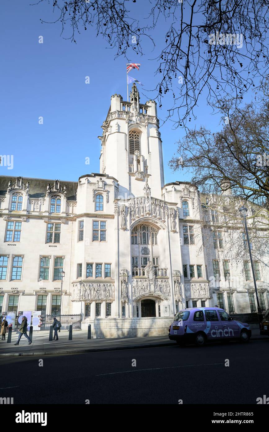 Frontfassade des Obersten Gerichtshofs, des letzten Berufungsgerichts im Vereinigten Königreich für die meisten Angelegenheiten, Parliament Square, London, England. Stockfoto