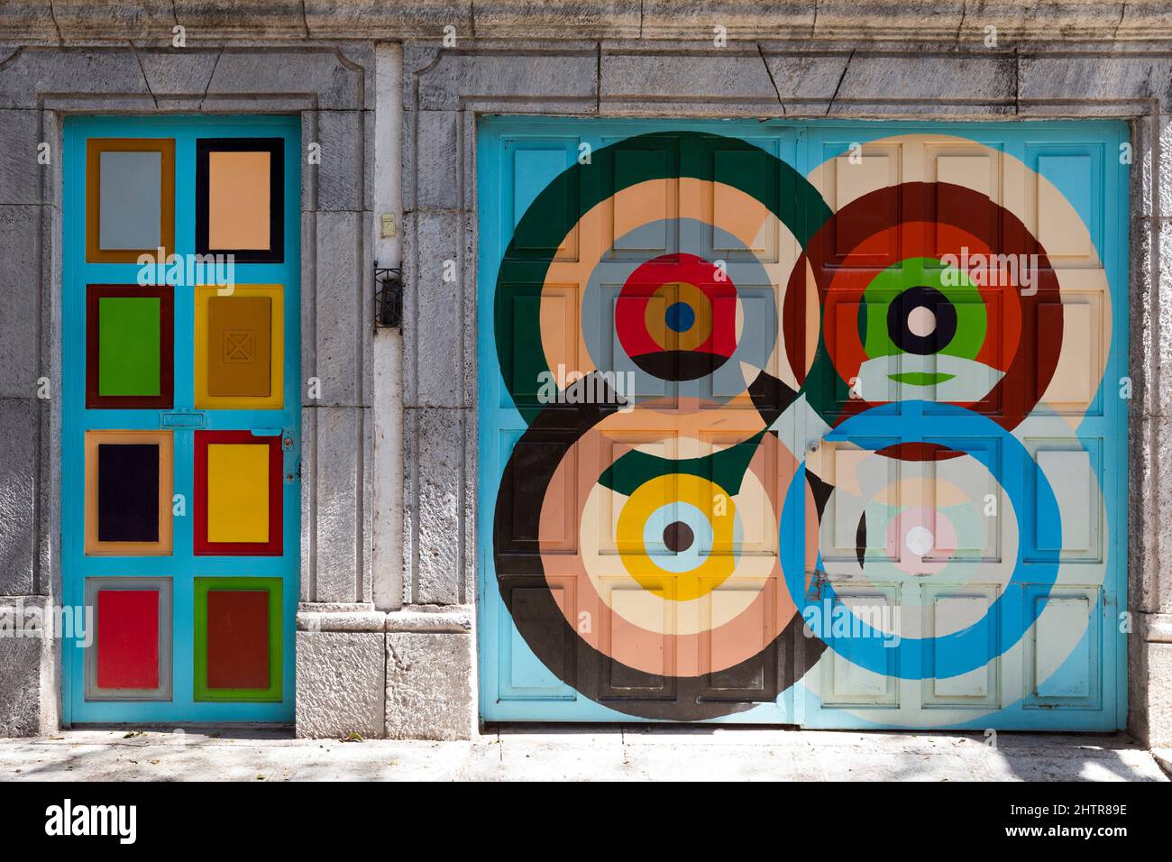 Mexiko, Guanajuato, San Miguel de Allende, grafisch bemalte Türen und auf einer Straßenlandschaft Stockfoto