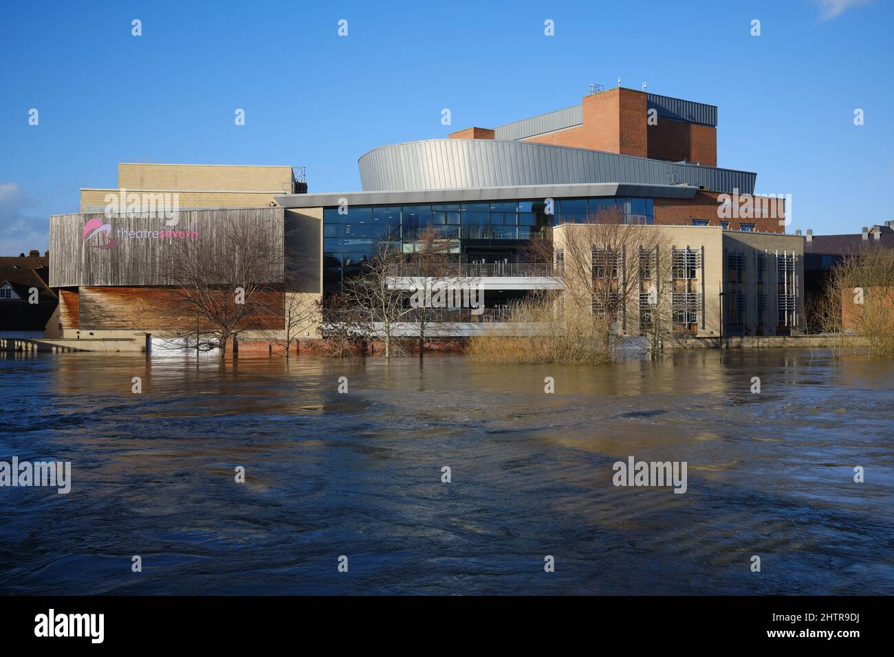 Theater Severn und hohe Wasserstände auf dem Fluss Severn in Shrewsbury, Großbritannien Stockfoto