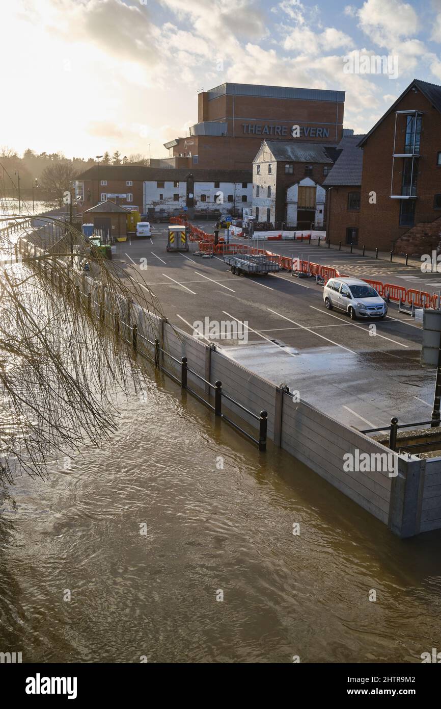 Temporäre Hochwasserbarrieren am Fluss Severn in Shrewsbury, Großbritannien Stockfoto