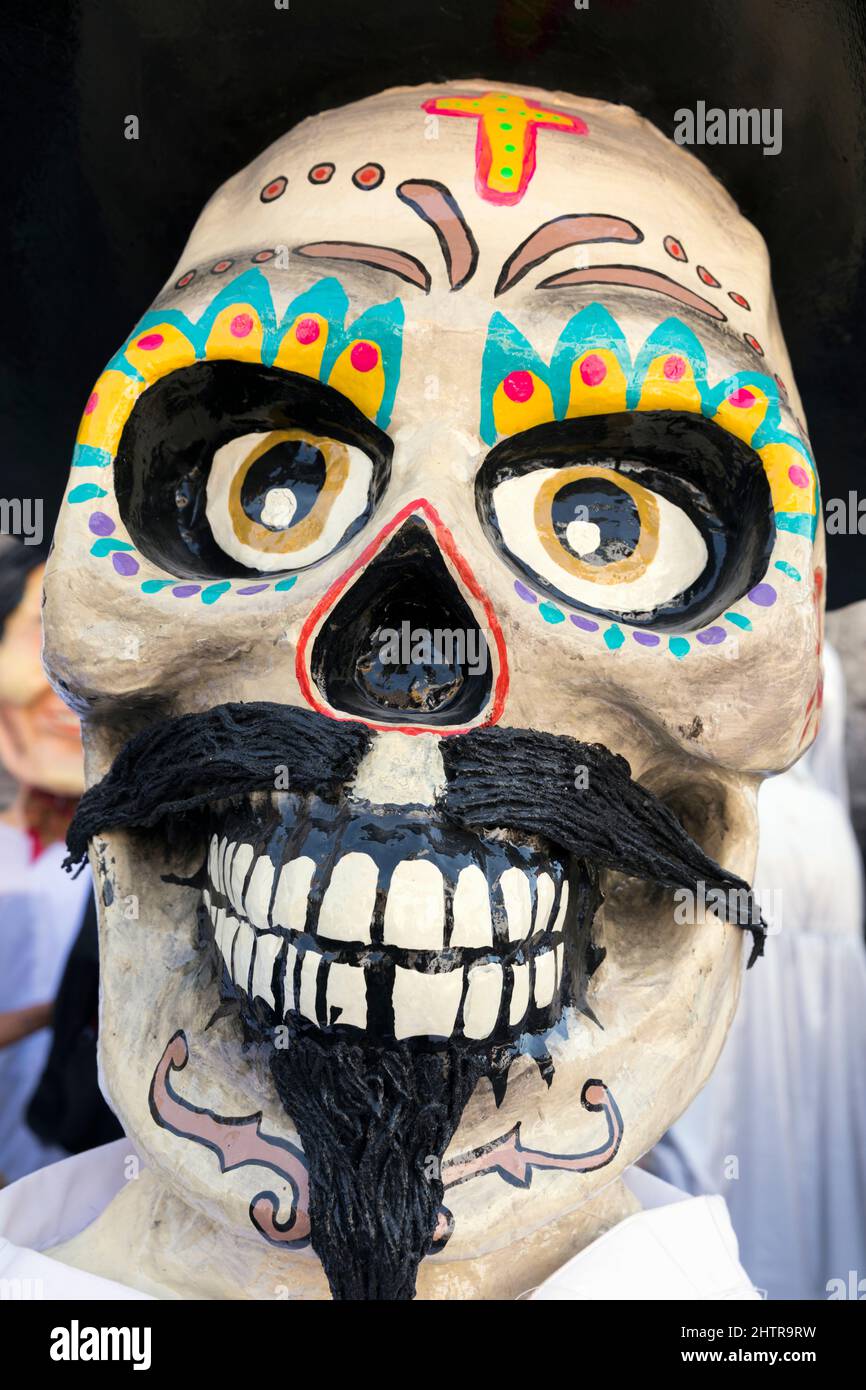 Mexiko, der Staat Guanajuato, San Miguel de Allende, 'Desfile de Gigantes', Mojigangas, wie sie formell genannt werden, stammen aus Spanien und wurden gebracht Stockfoto