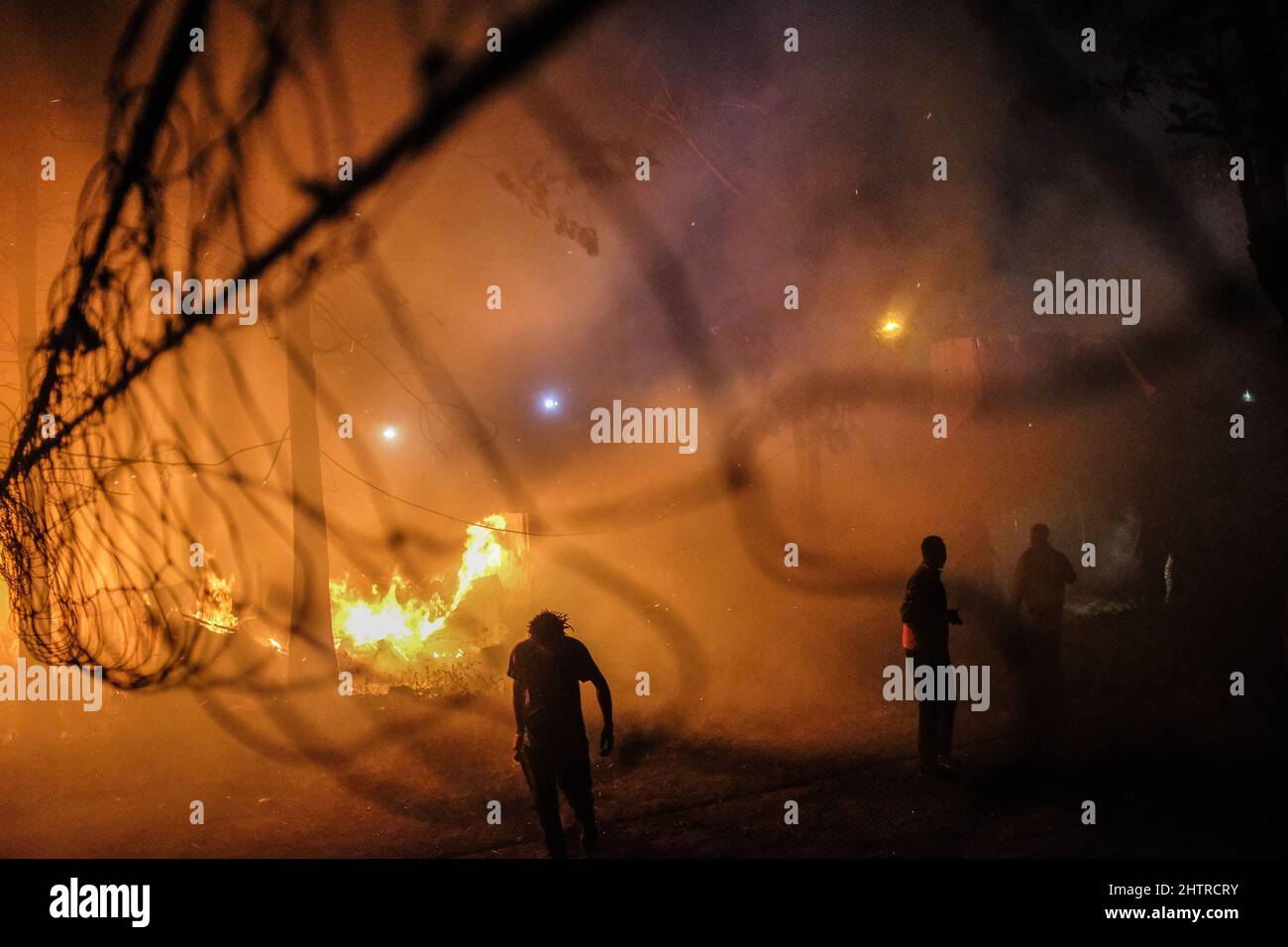 In Kibera, Nairobi, kämpfen die Bewohner darum, ein Nachtfeuer zu löschen, das die Häuser zerstörte und die meisten Familien in den späten Nachtstunden obdachlos machte. Am 1. März Stockfoto