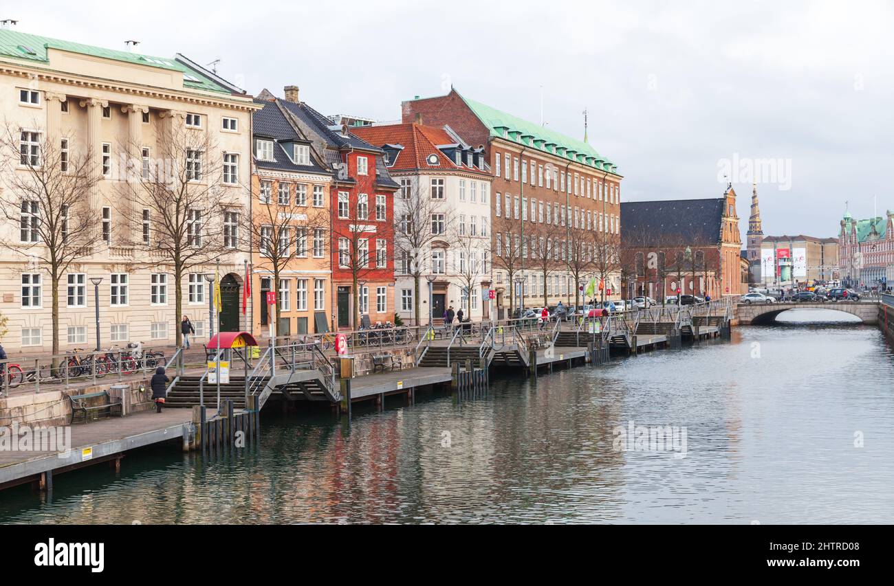 Kopenhagen, Dänemark - 10. Dezember 2017: Blick über die Straße bei Tag. Es ist eine öffentliche Straße auf der Kanalseite entlang eines kurzen Abschnitts der Seeländischen Seite von S Stockfoto