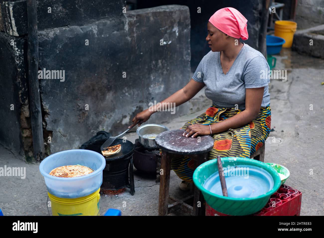 Abstrakte verschwommene Passagiere im Hintergrund eines asiatischen Flughafens. Die Bewegung verschwimmte von Menschen, die den Flur entlang gingen. Stockfoto