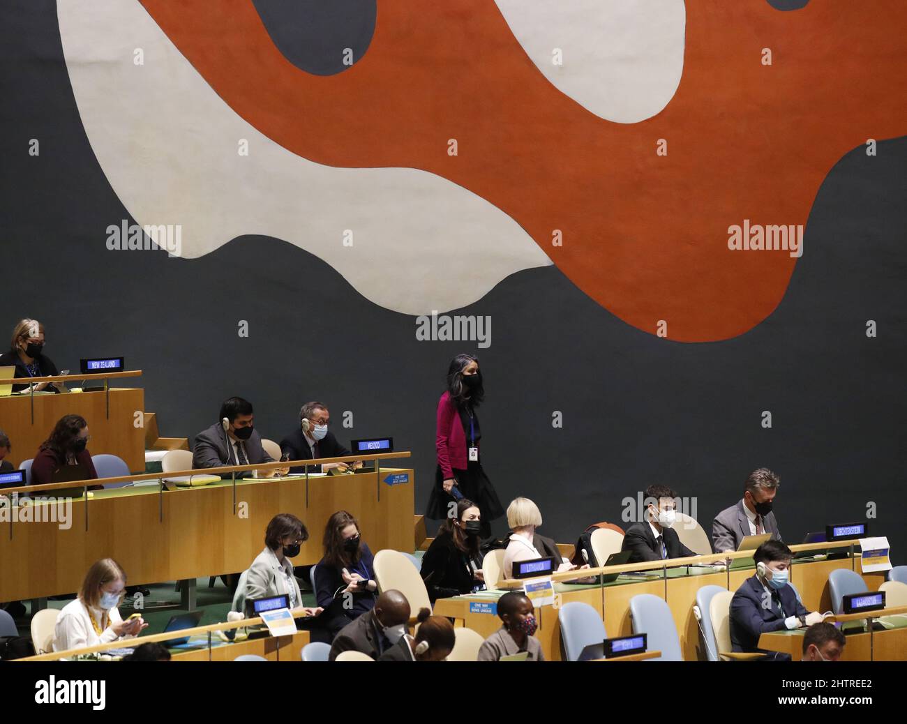 New York, Usa. 02. März 2022. Die Delegierten hören den Rednern zu, während die elfte Notfall-Sondersitzung zum Ukraine-Russland-Konflikt am Mittwoch, den 2. März 2022, in der Generalversammlung des Hauptquartiers der Vereinten Nationen in New York City fortgesetzt wird. Russische Streitkräfte setzen ihren Versuch, die Ukraine aus verschiedenen Richtungen zu durchdringen, fort. Foto von John Angelillo/UPI Credit: UPI/Alamy Live News Stockfoto