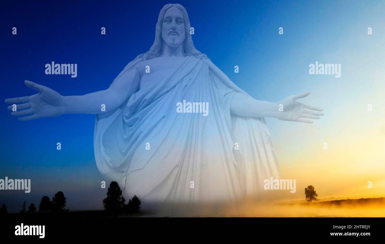 Morgensonnengang mit Bäumen und Fluss unter blauem Himmel und glühendem Nebel mit Jesus als dem Schöpfer Stockfoto