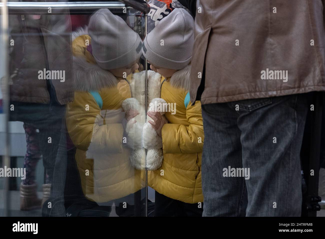 Berlin, Deutschland. 02. März 2022. Verloren in Gedanken spielt ein Mädchen im Hauptbahnhof mit einem Stofftier, nachdem es aus dem ukrainischen Kriegsgebiet gekommen ist. Quelle: Paul Zinken/dpa/Alamy Live News Stockfoto