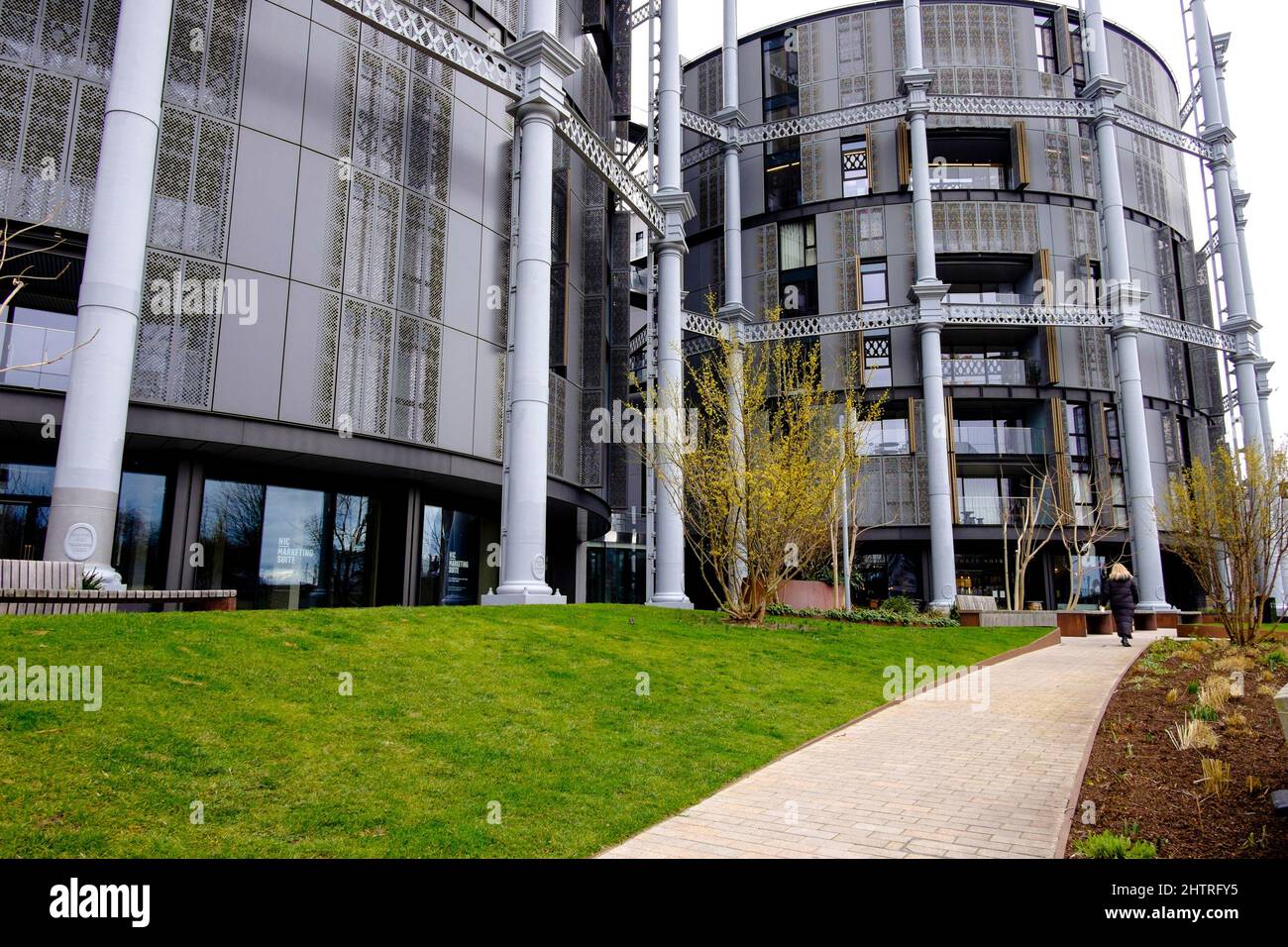 Gasholders London, eine Wohnanlage mit 145 Wohnungen, die sich innerhalb von drei ineinandergreifendem Gasholderrahmen befinden, Kings Cross, London, Großbritannien Stockfoto