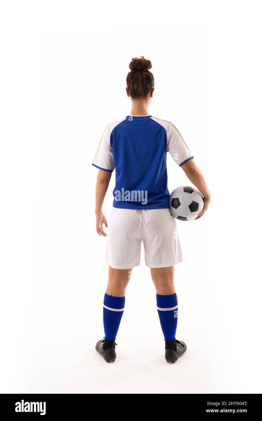 Lange Rückansicht der jungen Biracial-Fußballspielerin, die den Ball vor weißem Hintergrund hält Stockfoto