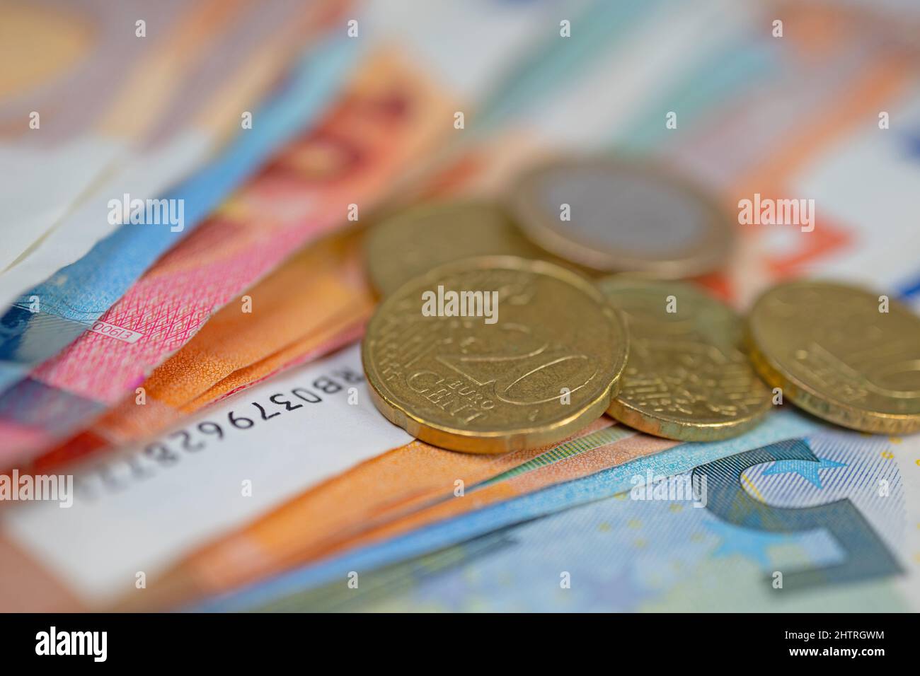 Euro-Banknoten und -Münzen in einer Nahaufnahme Stockfoto