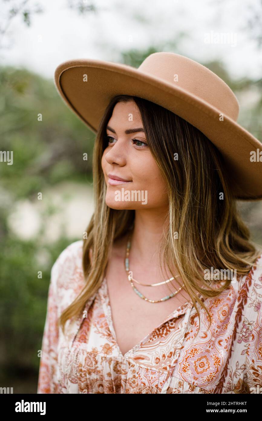 Mitte der zwanziger Jahre Frau Modeling Bekleidung und Accessoires in San Diego Stockfoto