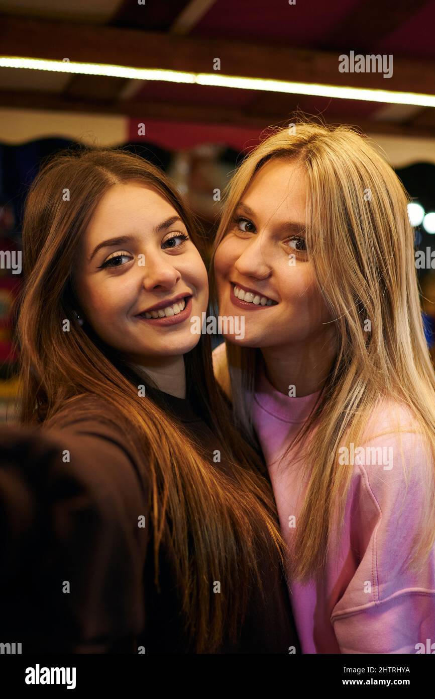 Zwei junge Frauen lächeln und machen nachts ein Selfie Stockfoto