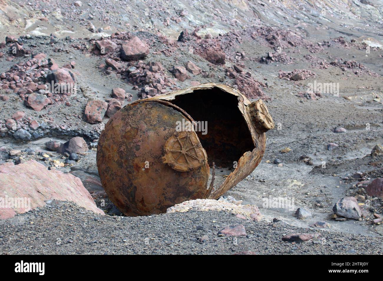 Überreste einer ehemaligen Schwefelmine auf der Vulkaninsel White Island, Bay of Plenty, Neuseeland Stockfoto