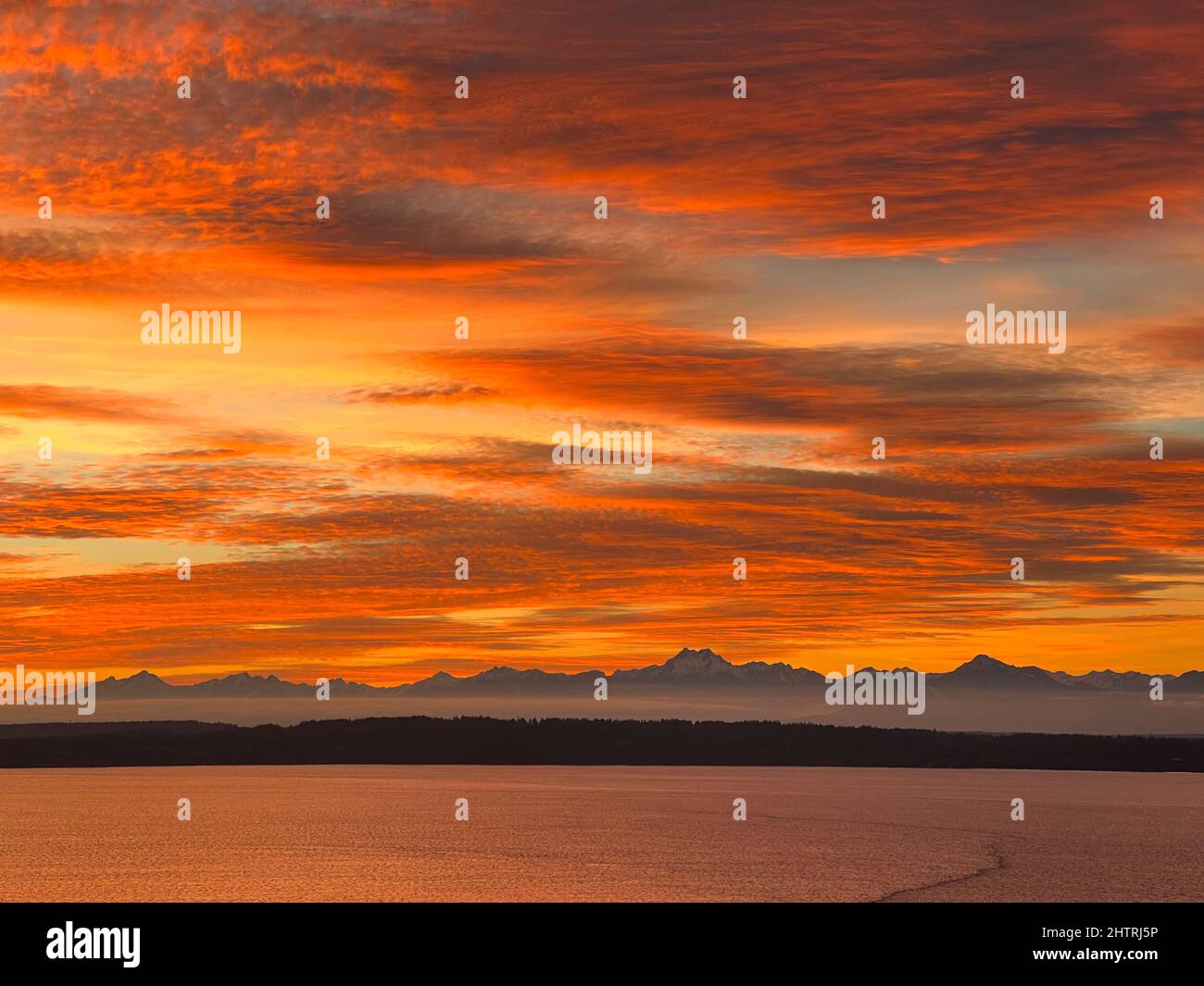 Sonnenuntergang über den Olympic Mountains und dem Puget Sound in Seattle Stockfoto