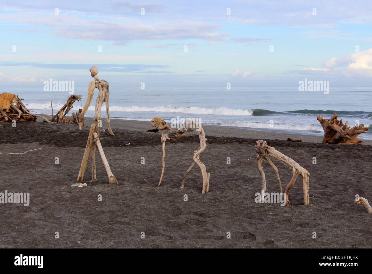 Treibgut Holzskulptur auf die Tasmanische See Strand von Hokitika in Südinsel Neuseeland Stockfoto