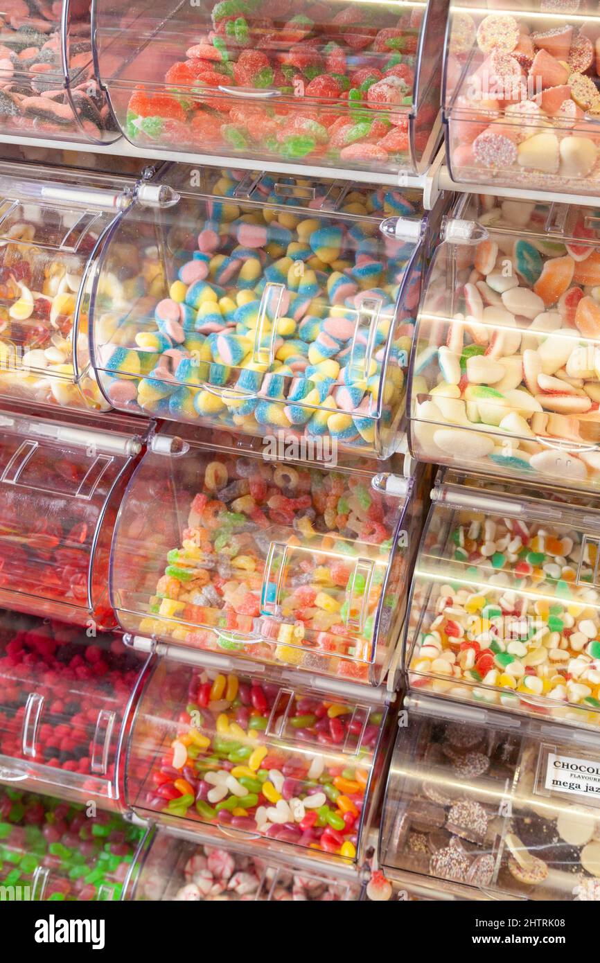 Pflücken und mischen Sie Süßigkeiten in Kunststofflagerung Stockfoto
