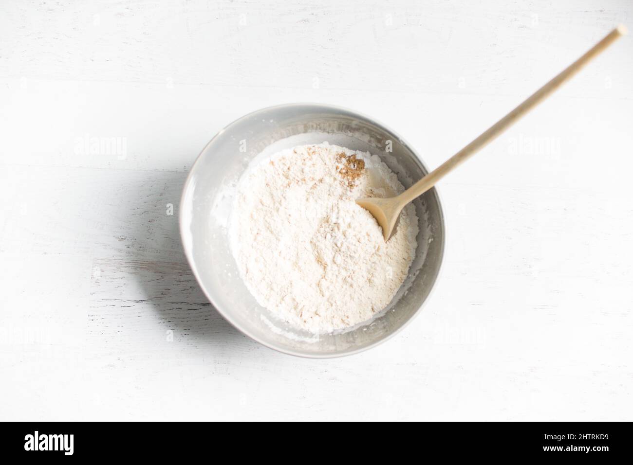 Schüssel mit Mehl zum Backen von Brot Stockfoto