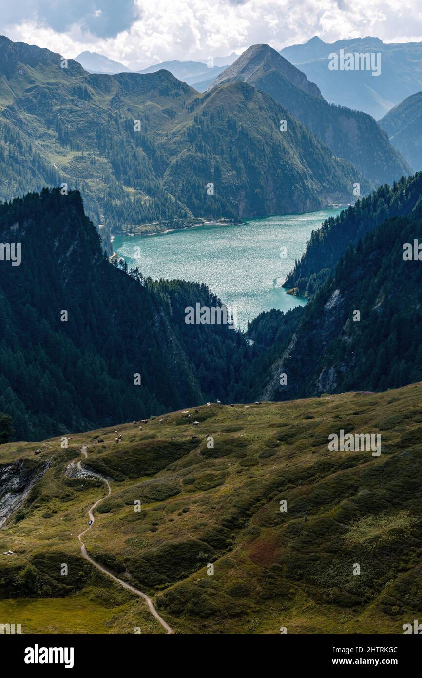 Alpine Landschaft mit einem Pfad schlängelt sich durch Weiden Stockfoto