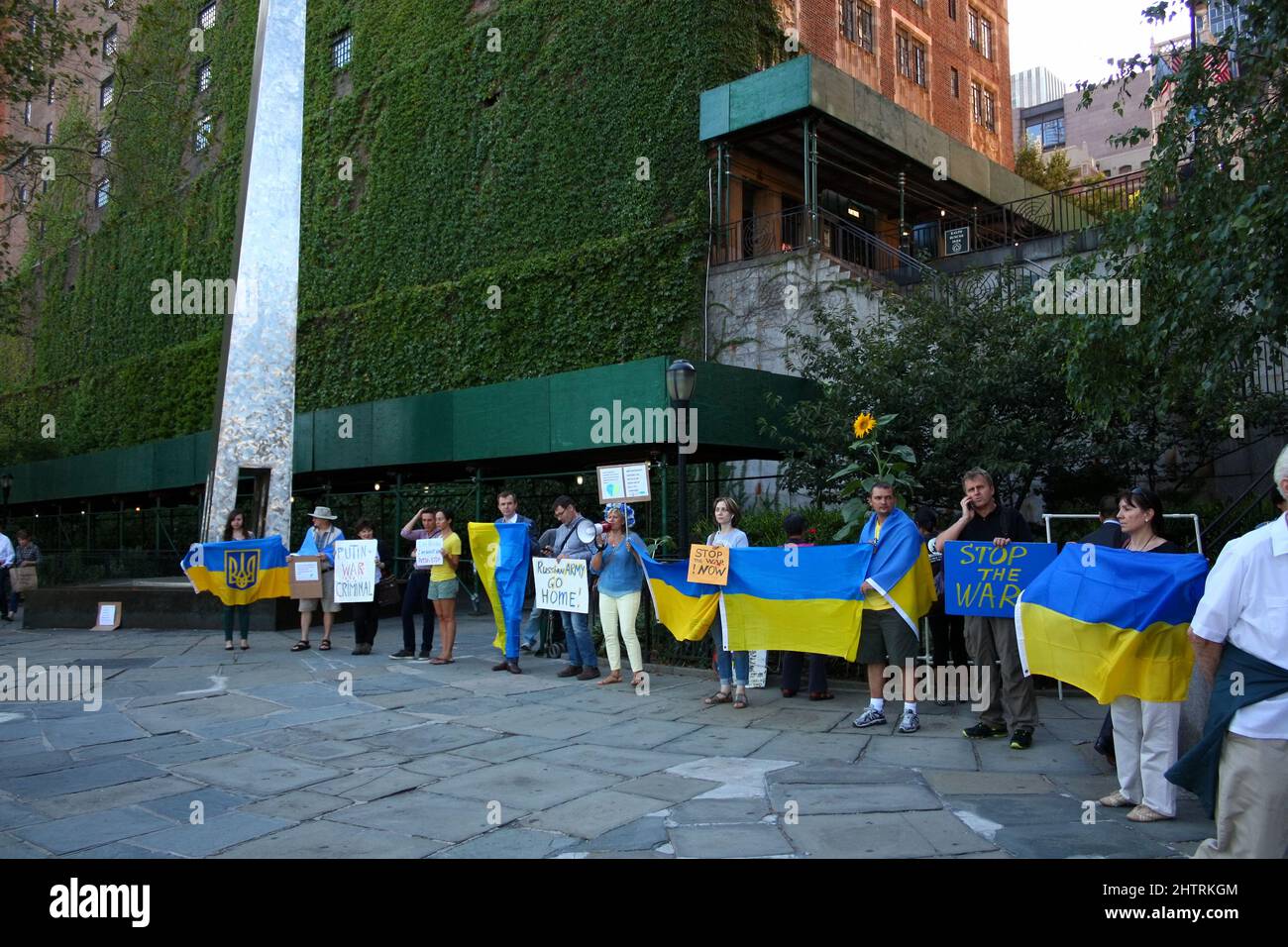 Ukrainer, die sich Russen und Weißrussen anschlossen, protestieren neben dem Frieden aus einer Skulptur vor dem Hauptsitz der Vereinten Nationen nach Putins 2014 Stockfoto