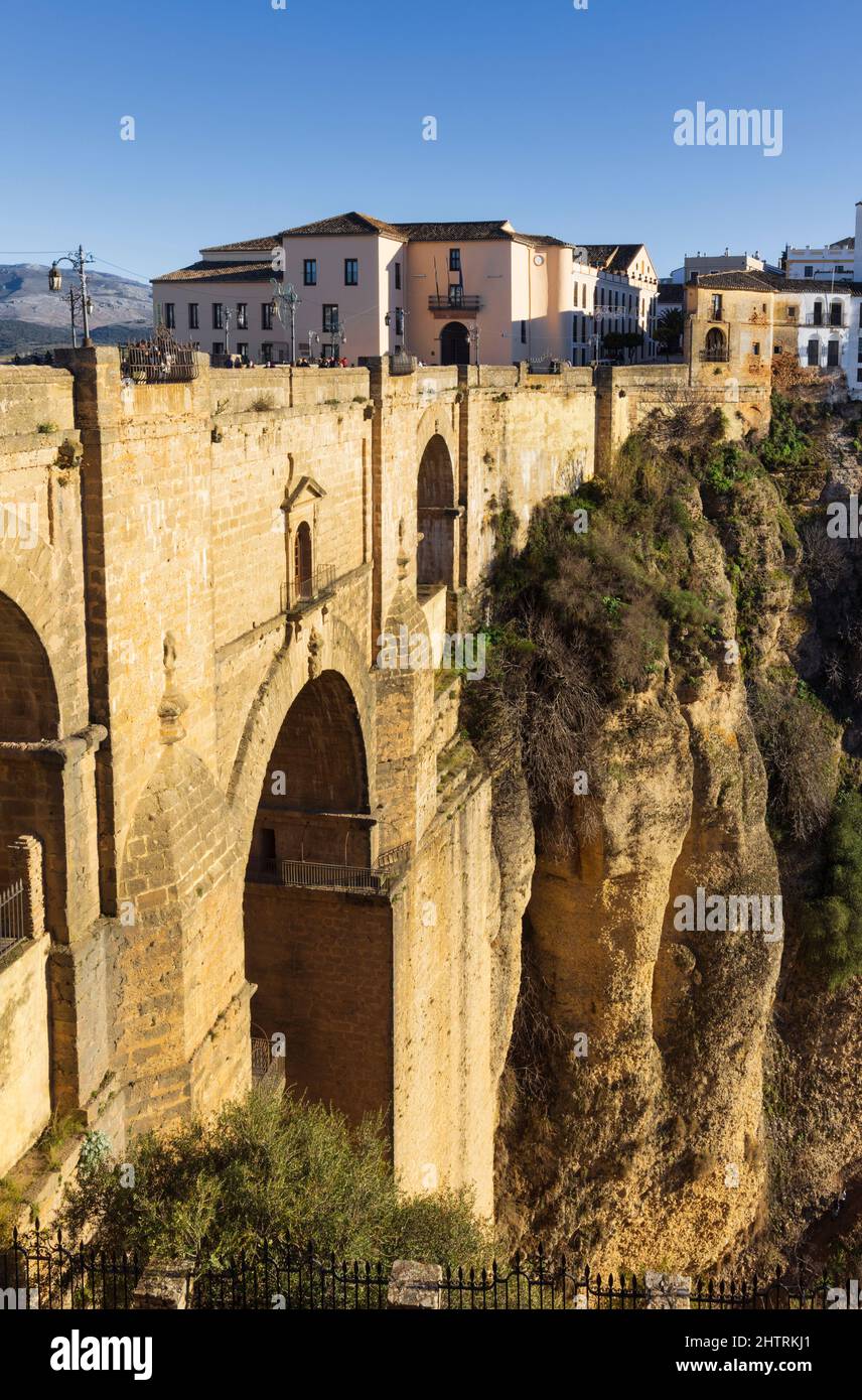 Blick über die Tajo-Schlucht auf die Gebäude von La Ciudad, der alten Stadt am Rande der Tajo-Schlucht. Auf der linken Seite befindet sich das Puente Nuevo oder New Brid Stockfoto