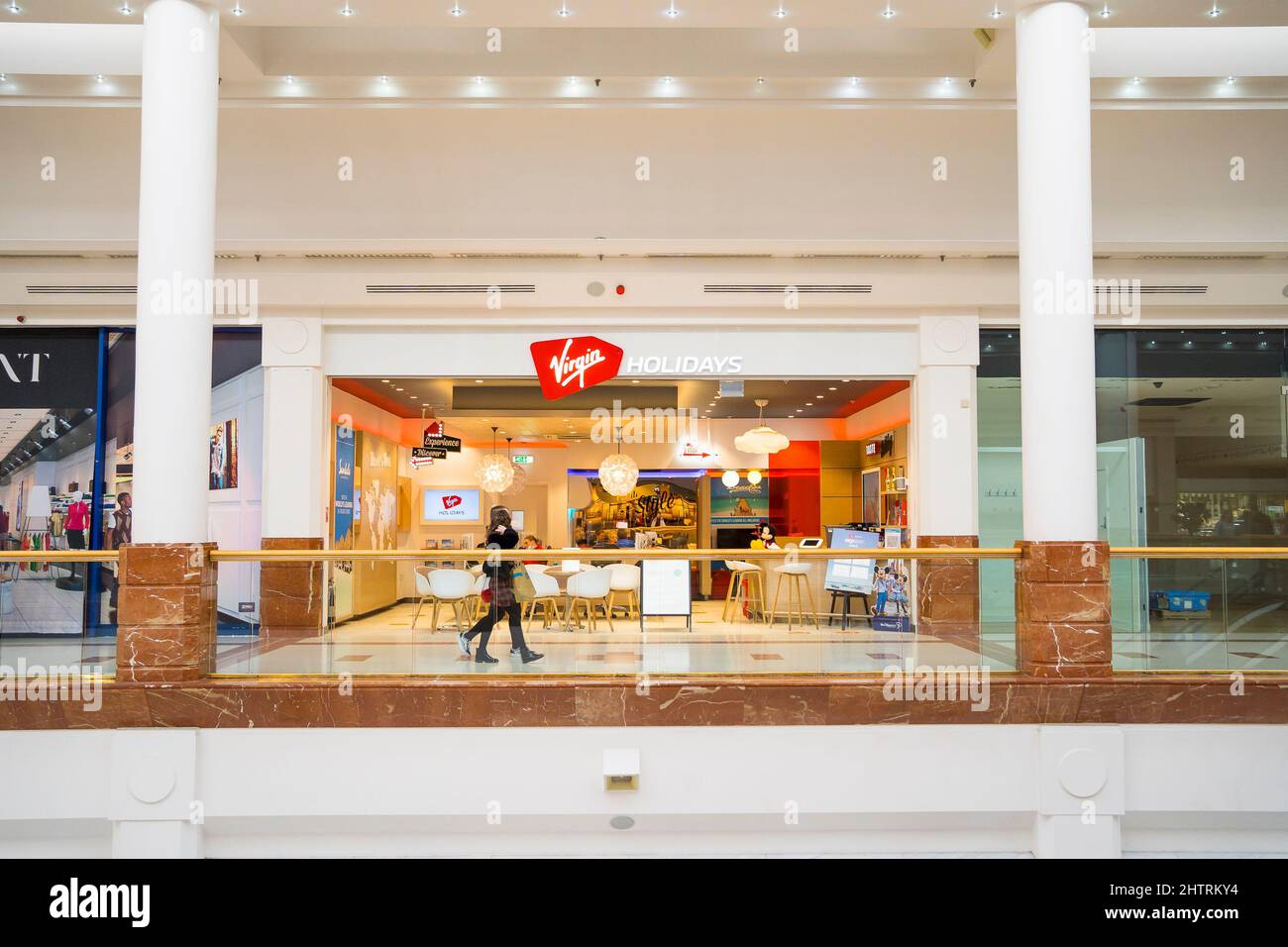 Einkaufszentrum mit Virgin Holidays Geschäft. Stockfoto