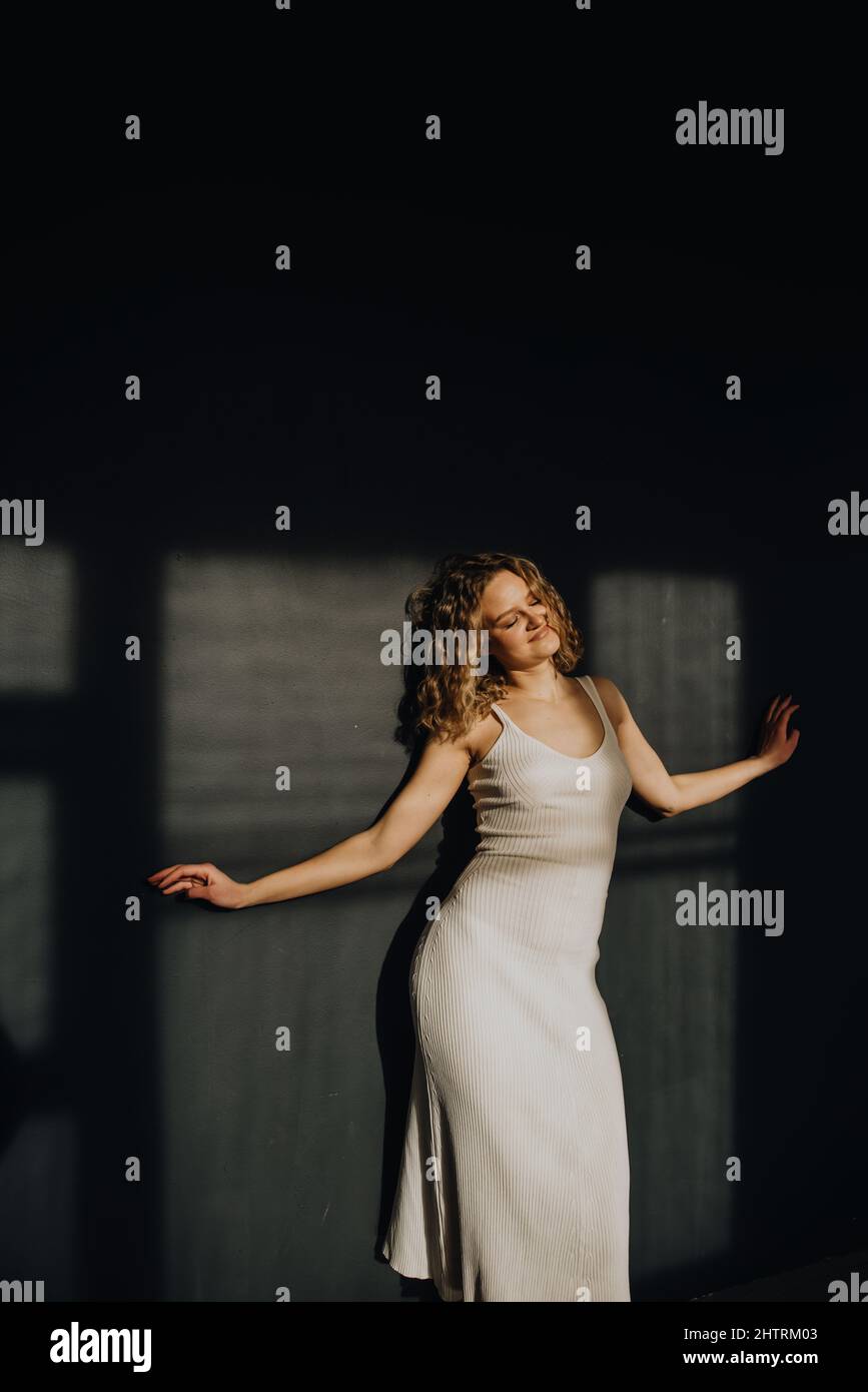 Frau im weißen Kleid tanzen Stockfoto