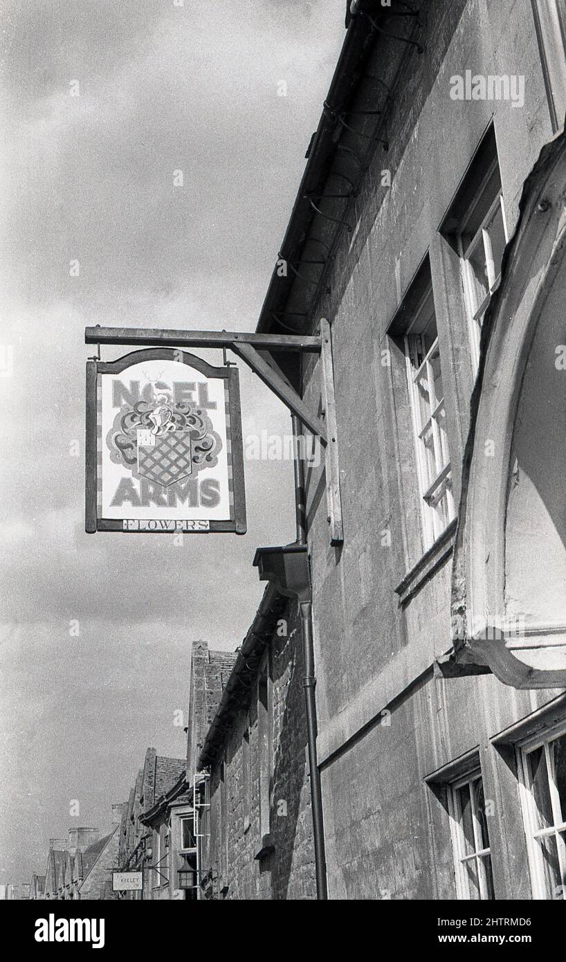 1950s, historisch, Schild für das Noel Arms Hotel in Chippng Campden, Gloucestershire, England, Großbritannien, eine Marktstadt, die für ihre Architektur und insbesondere ihre alte, terrassierte High Street aus dem 14.. Jahrhundert bekannt ist. Das Noel Arms war in dieser Zeit Teil der Blumenbrauerei. Gegründet 1831 in Stratford-upon-Avon als Flowers & Sons, wurde es Mitte 1950s nach der Fusion mit J. W Green zu Flowers Breweries, bevor es 1961 von Whitbread übernommen wurde. Stockfoto