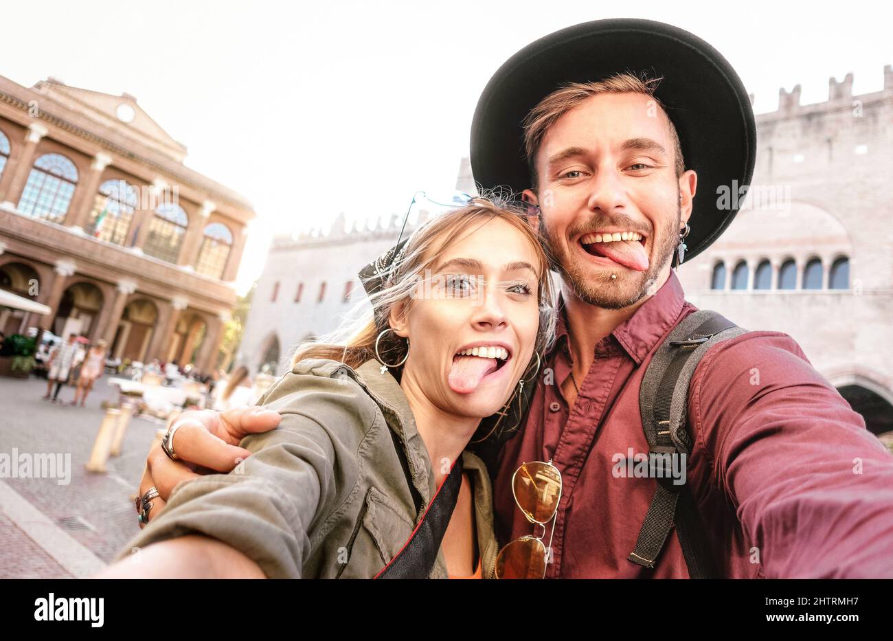 Glücklicher Freund und Freundin in der Liebe mit echten Spaß machen Selfie in der Altstadt Tour - Wanderlust Lifestyle Reise Urlaubskonzept mit Tourist Stockfoto