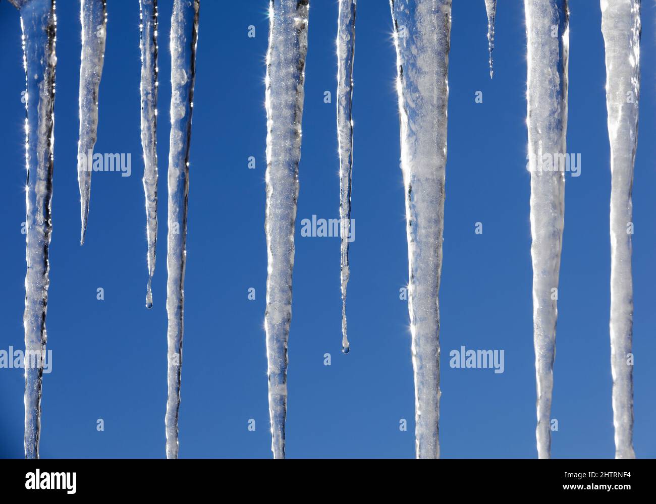 Eiszapfen gegen einen blauen Himmel Stockfoto