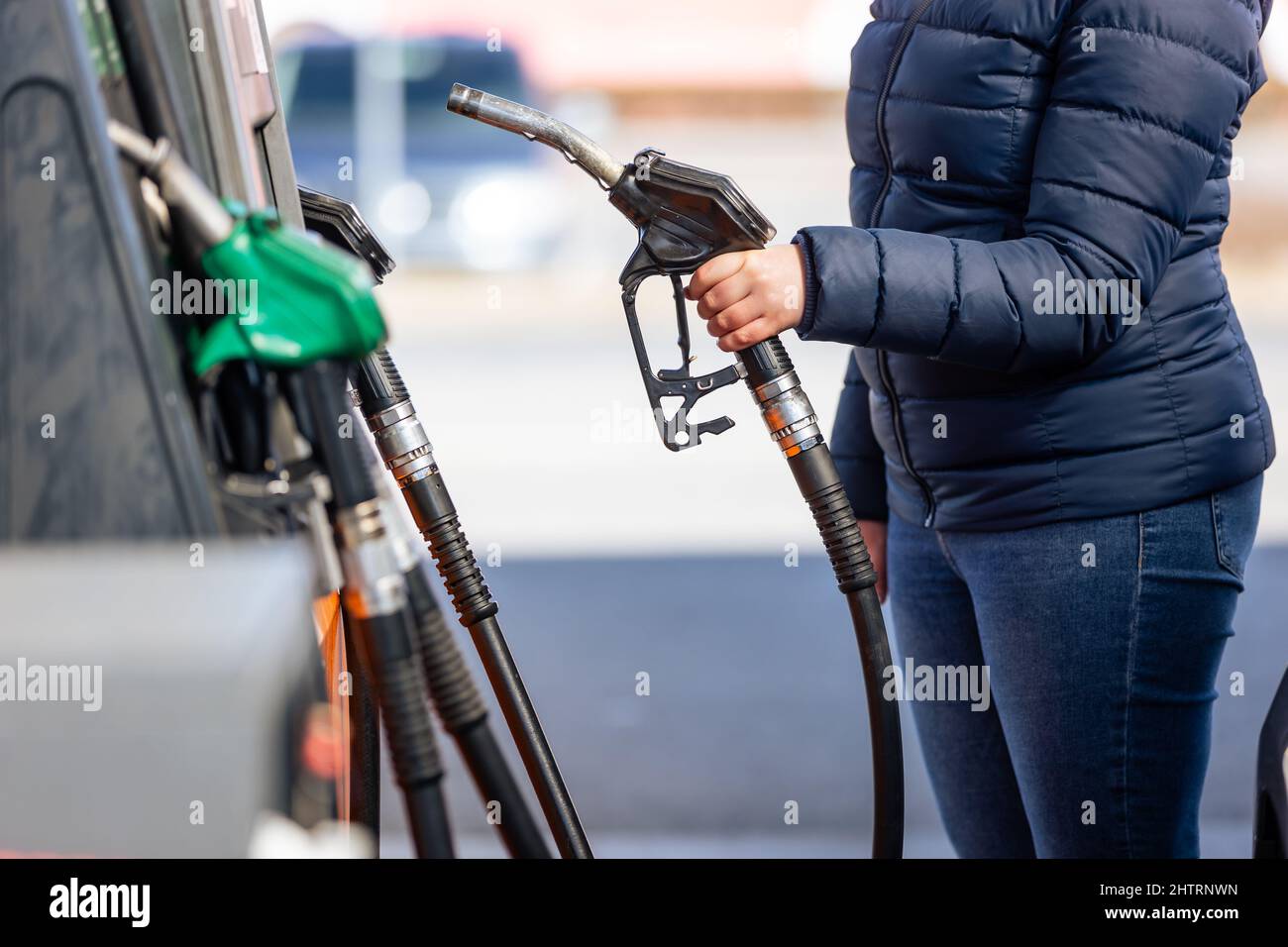 Prozess der Betankung eines Autos füllen mit Benzin an der Tankstelle, Pumpe Füllen Kraftstoffdüse im Kraftstofftank des Autos, hoher Preis für Benzin und Ölkraftstoff Stockfoto